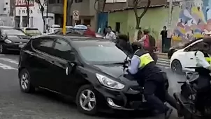 Conductor arremete contra inspectores en Trujillo. Foto: captura de video Canal N.