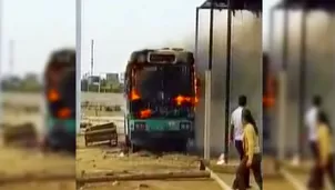 Los Bomberos acudieron a apagar el fuego que afectó a los vehículos. Foto y video: Canal N