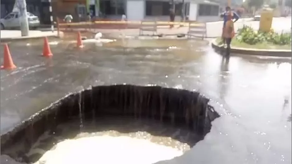 Enorme forado en avenida de Trujillo. Am&eacute;rica Noticias.