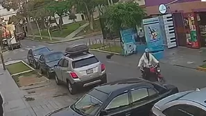 Momento en que sujeto en moto lanza explosivo frente a un local de venta de comida en Trujillo. / Video: Canal N