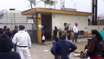 La gente hace cola dos o tres días para recargar los balones de oxígeno. Foto y video: América Noticias