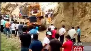 Trujillo: video muestra caída de cargador frontal a un barranco