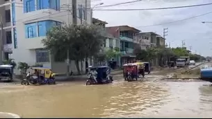 Los vehículos se encuentran atrapados en pozos de agua, y las motos y autos tienen dificultades para desplazarse. / Video: Canal N