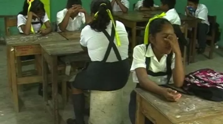 Ucayali: niños usan baldes como asientos en colegio por falta de carpetas Ucayali: niños usan baldes como asientos en colegio por falta de carpetas