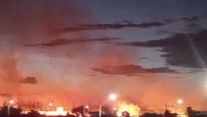 Bomberos y vecinos lograron apagar tres incendios forestales, el más grave de 12 hectáreas en Yarinacocha. Las autoridades recibieron tres camionetas de auxilio y mantienen bajo monitoreo satelital otros ocho focos de calor en la región Ucayali. Video: Canal N