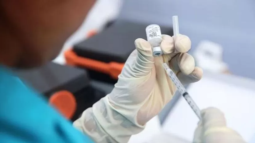 Ministro Ugarte: Vacunación a mayores de 12 años podría iniciar en octubre