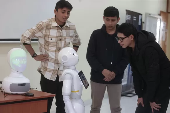 UNI cuenta con dos nuevos robots humanoides en el Laboratorio de Inteligencia Artificial. Foto: Andina