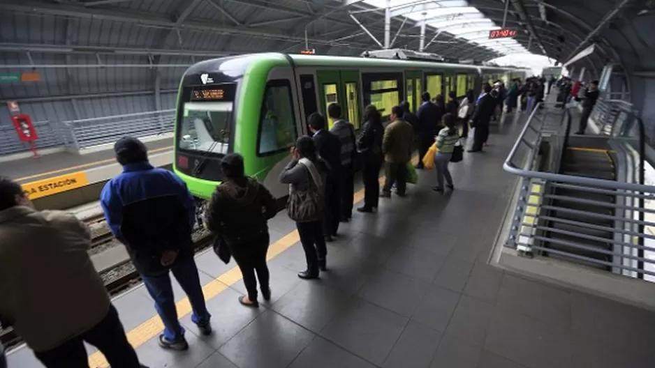 Pasajeros tuvieron que hacer largas colas para subir al Metro de Lima. Foto: El Comercio