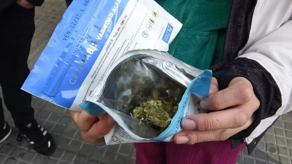 Las 4.959 personas registradas hasta ahora como adquirientes de marihuana en farmacias podrán comprar desde hoy la sustancia en envases de cinco gramos a un precio de 187,04. (Vía: EFE) Las 4.959 personas registradas hasta ahora como adquirientes de marihuana en farmacias podrán comprar desde hoy la sustancia en envases de cinco gramos a un precio de 187,04. (Vía: EFE)