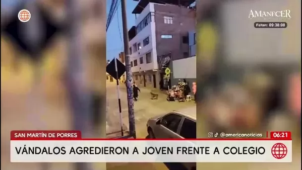 Vándalos atacan a machetazos a joven frente a colegio en SMP / América Noticias Vándalos atacan a machetazos a joven frente a colegio en SMP / América Noticias