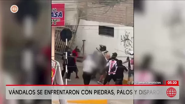Barristas se enfrentan con piedras y disparos en Comas. Foto: América Noticias Barristas se enfrentan con piedras y disparos en Comas. Foto: América Noticias