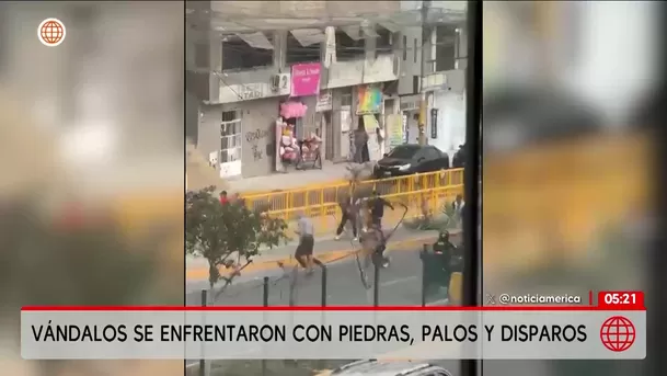 Barristas se enfrentan con piedras y disparos en Comas. Foto: América Noticias Barristas se enfrentan con piedras y disparos en Comas. Foto: América Noticias