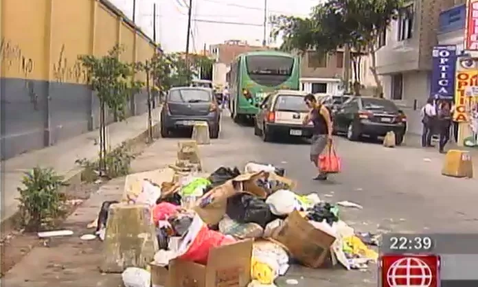 Vecinos de Breña denuncian gran acumulación de basura en sus calles