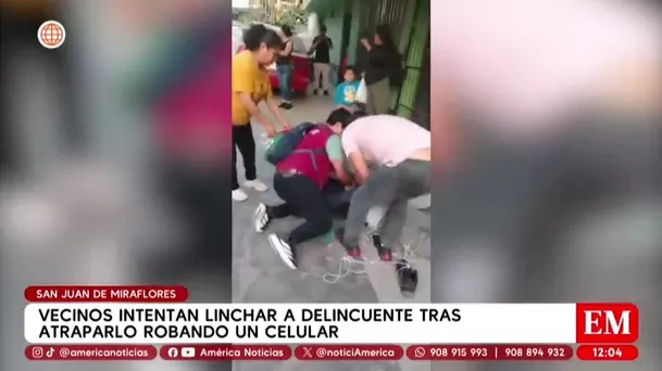 Vecinos casi linchan a ladrón atrapado robando un celular en SJM. Foto: América Noticias Vecinos casi linchan a ladrón atrapado robando un celular en SJM. Foto: América Noticias