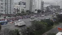 Cientos de personas interrumpieron el tráfico en la Panamericana Sur. Foto: @jpmarimon / Video: América Noticias