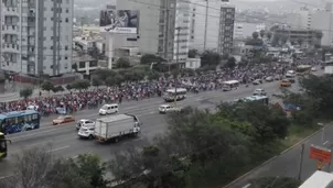 Cientos de personas interrumpieron el tráfico en la Panamericana Sur. Foto: @jpmarimon / Video: América Noticias