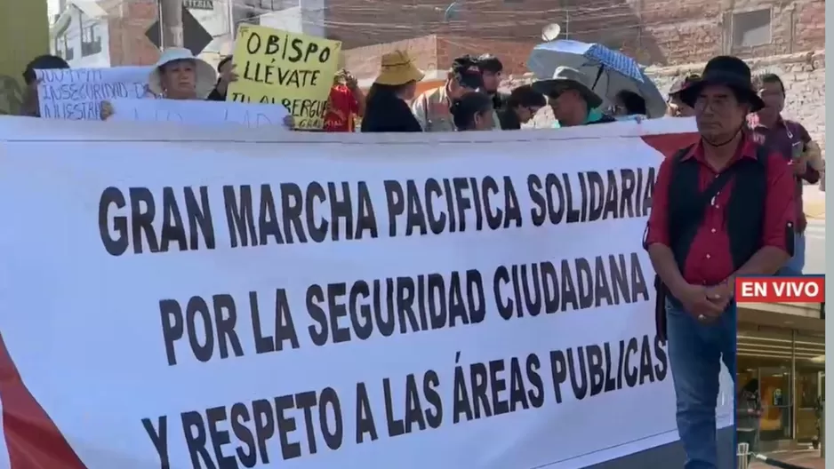 Vecinos señalan que la plaza Miguel Grau de Tacna se ha visto invadida por ciudadanos extranjeros indocumentados / Foto: Canal N