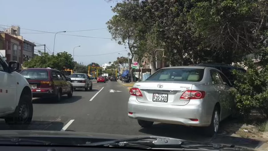 Foto: ‏@paulmartinperu / Otros conductores se vieron afectados pues todo un carril quedó inhabilitado