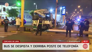 Vehículo informal derriba poste en el Cercado de Lima. Foto y video: América Noticias