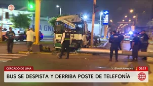 Vehículo informal derriba poste en el Cercado de Lima. Foto y video: América Noticias