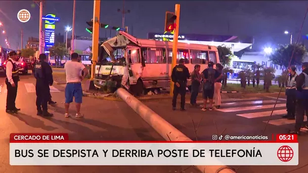 Vehículo informal derriba poste en el Cercado de Lima. Foto: América Noticias