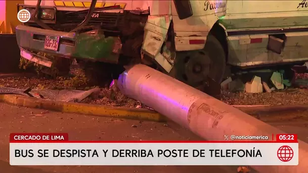 Vehículo informal derriba poste en el Cercado de Lima. Foto: América Noticias