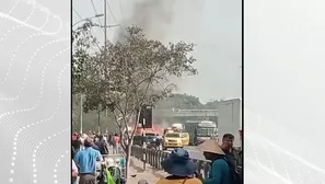 Vehículo se incendia en la Panamericana Sur, cerca al puente Atocongo. / Video: Canal N