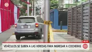 Vehículos suben a las veredas para ingresar a cocheras