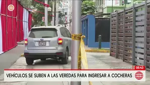 Vehículos suben a las veredas para ingresar a cocheras. Foto y video: América Noticias