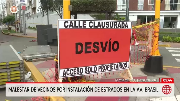 Vehículos suben a las veredas para ingresar a cocheras. Foto: América Noticias Vehículos suben a las veredas para ingresar a cocheras. Foto: América Noticias