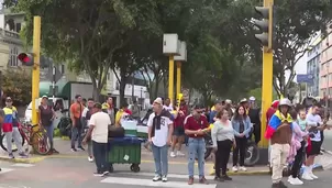 Venezolanos se congregan en la Av.Arequipa tras caída de Maduro/ América Noticias