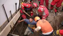 Bomberos rescatan cuerpos de obreros que fallecieron en derrumbe. Foto: Referencial/Bomberos Perú