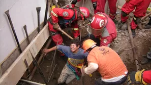 Bomberos rescatan cuerpos de obreros que fallecieron en derrumbe. Foto: Referencial/Bomberos Perú