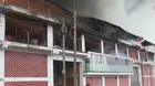 VES: Incendio consume galería de colchones y madera