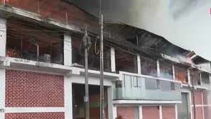 Fuerte incendio se registra en fábrica de colchones en VES. / Video: Canal N
