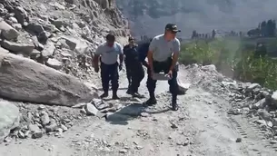 Vía hacia Calango quedó parcialmente obstruida por deslizamientos de rocas. Foto: América Noticias 