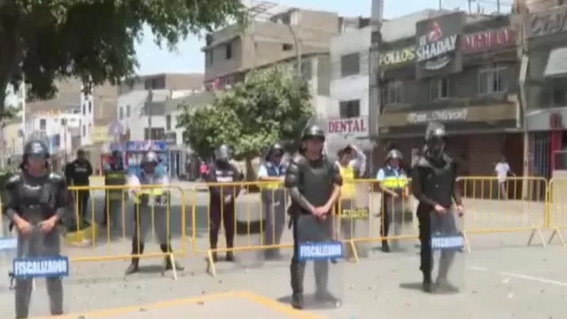 Agentes de serenazgo resguardan la zona mientras mototaxistas reclaman por no poder desplazarse / Captura: Canal N