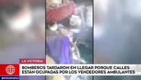 La mujer solo se val&iacute;a de un bast&oacute;n para movilizarse. Foto-Video: Am&eacute;rica Noticias