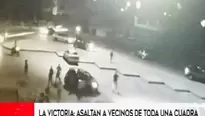 Una larga fila de autos y motocicletas se acerca a la calle Beltrán en Santa Catalina