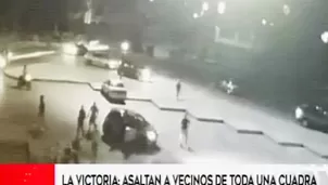 Una larga fila de autos y motocicletas se acerca a la calle Beltrán en Santa Catalina