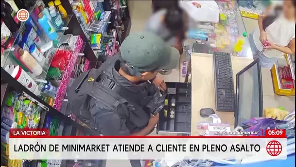 Ladrón atiende a cliente mientras robaba minimarket en La Victoria. Foto: América Noticias