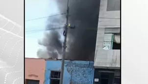 Este tipo de incendios en áreas comerciales densamente pobladas puede presentar riesgos significativos. / Video: Canal N