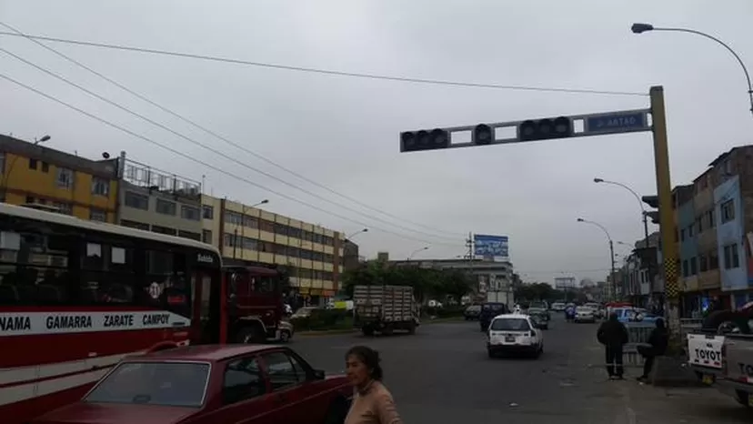 La Victoria: semáforos malogrados en el cruce de avenidas México con Abtao