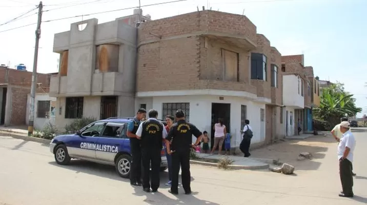 Peritos de Criminalística investigan el hecho. Foto: Referencial/Perú 21 Peritos de Criminalística investigan el hecho. Foto: Referencial/Perú 21