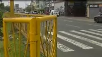 Reja impide cruzar la pista por el crucero peatonal en la avenida Canadá.