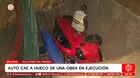 Villa María del Triunfo: Auto cae en zanja de obra sin señalizar