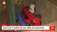 Villa María del Triunfo: Auto cae en zanja de obra sin señalizar