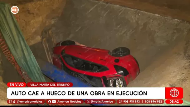 Auto cae en zanja de obra sin señalizar en Villa María del Triunfo. Foto: América Noticias Auto cae en zanja de obra sin señalizar en Villa María del Triunfo. Foto: América Noticias