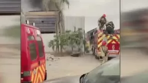 Ocho unidades de bomberos atienden un incendio en Villa El Salvador. El Minsa envió una ambulancia del SAMU. Video: Canal N