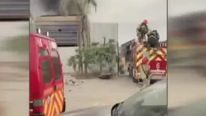 Ocho unidades de bomberos atienden un incendio en Villa El Salvador. El Minsa envió una ambulancia del SAMU. Video: Canal N